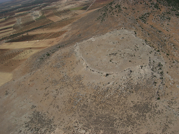 La citadelle de Cyrrhus, vue vers le sud-ouest. Photo Y. Guichard, Mission archéologique de Cyrrhus-Nebi Houri.