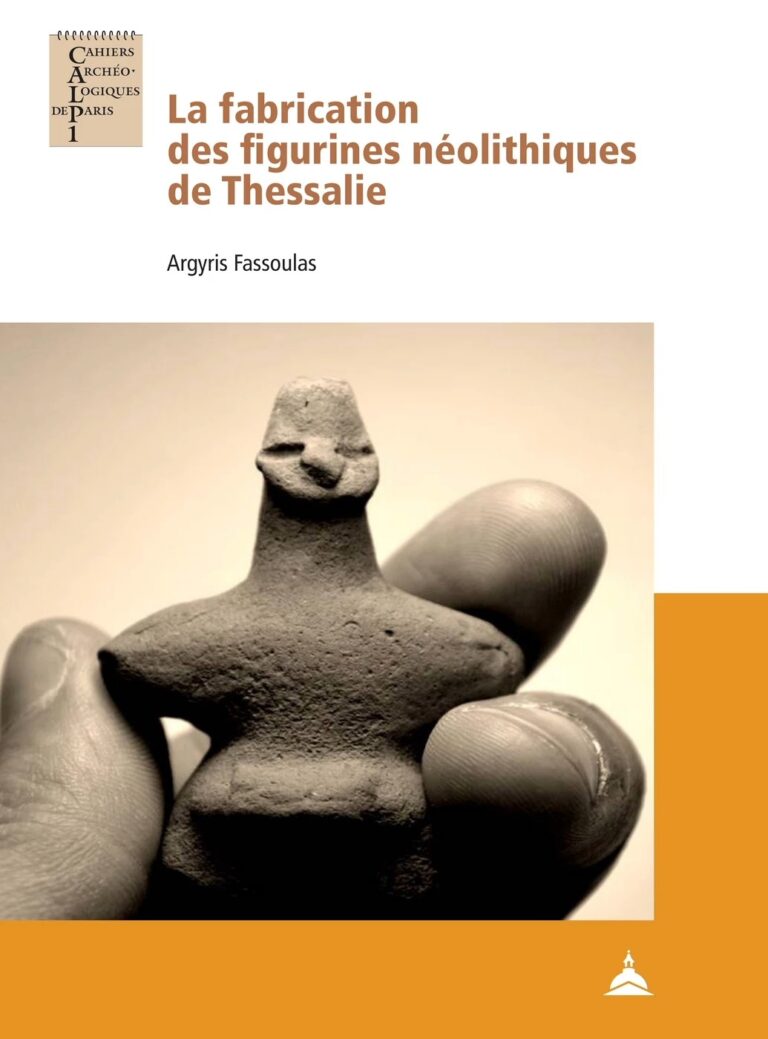 Couverture de l'ouvrage Fassoulas A. 2025. La fabrication des figurines néolithiques de Thessalie, Paris, Editions de la Sorbonne, 312 p représentant le titre et une photogtraphie d'illustrations d'une figurine du néolithique tenue entre 3 doigts