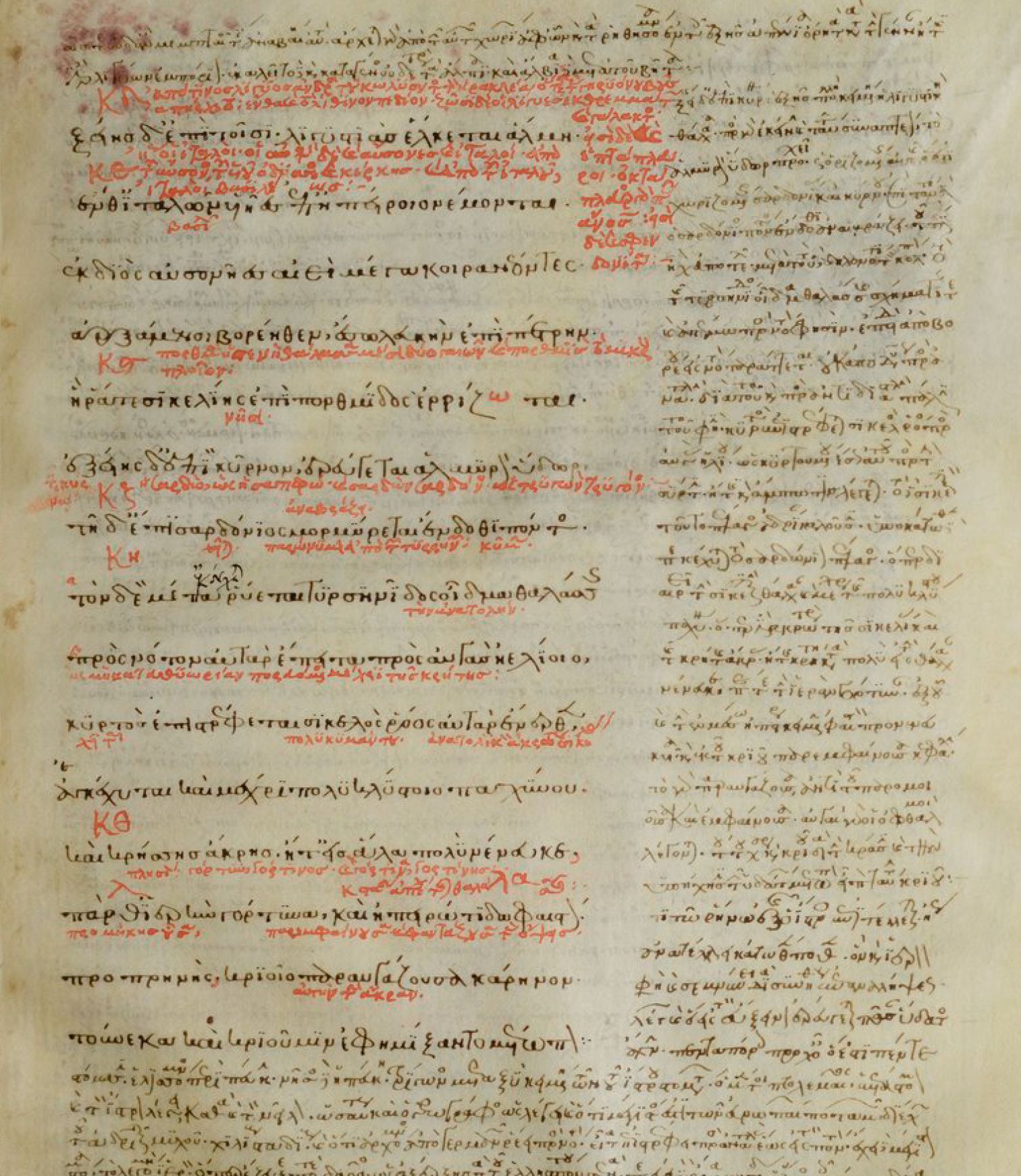 Manuscrit ancien sur parchemin, écrit en grec byzantin avec des annotations en rouge (rubrications). Le texte est organisé en colonnes, avec des lettres majuscules et des abréviations typiques des manuscrits médiévaux. Le support montre des traces d’usure et de vieillissement, avec des taches et des décolorations.