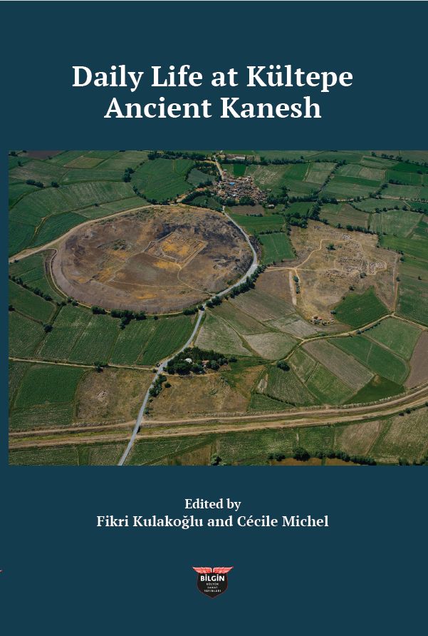 Couverture de l'ouvrage 'Daily Life at Kültepe Ancient Kanesh' (2025), édité par Fikri Kulakoğlu et Cécile Michel. Vue aérienne du site archéologique de Kültepe, entouré de champs cultivés, avec les vestiges de la ville antique de Kanesh au centre. En haut : titre de l'ouvrage en blanc sur fond bleu foncé. En bas : noms des éditeurs et logo de l'éditeur Kültür Sanat Yayınları Basım Yayım."