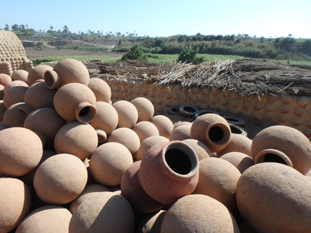 Photographie de céramiques faites dans un village de potier dans le Fayoum, Egypte