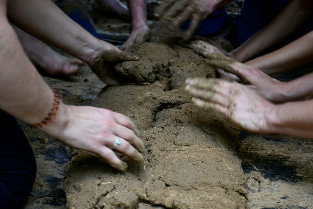 Photographies de mains façonnant une brique en argile lors de la journée d'archéologie expérimentale du 20 juin 2025 organisée par l'action Argiles.