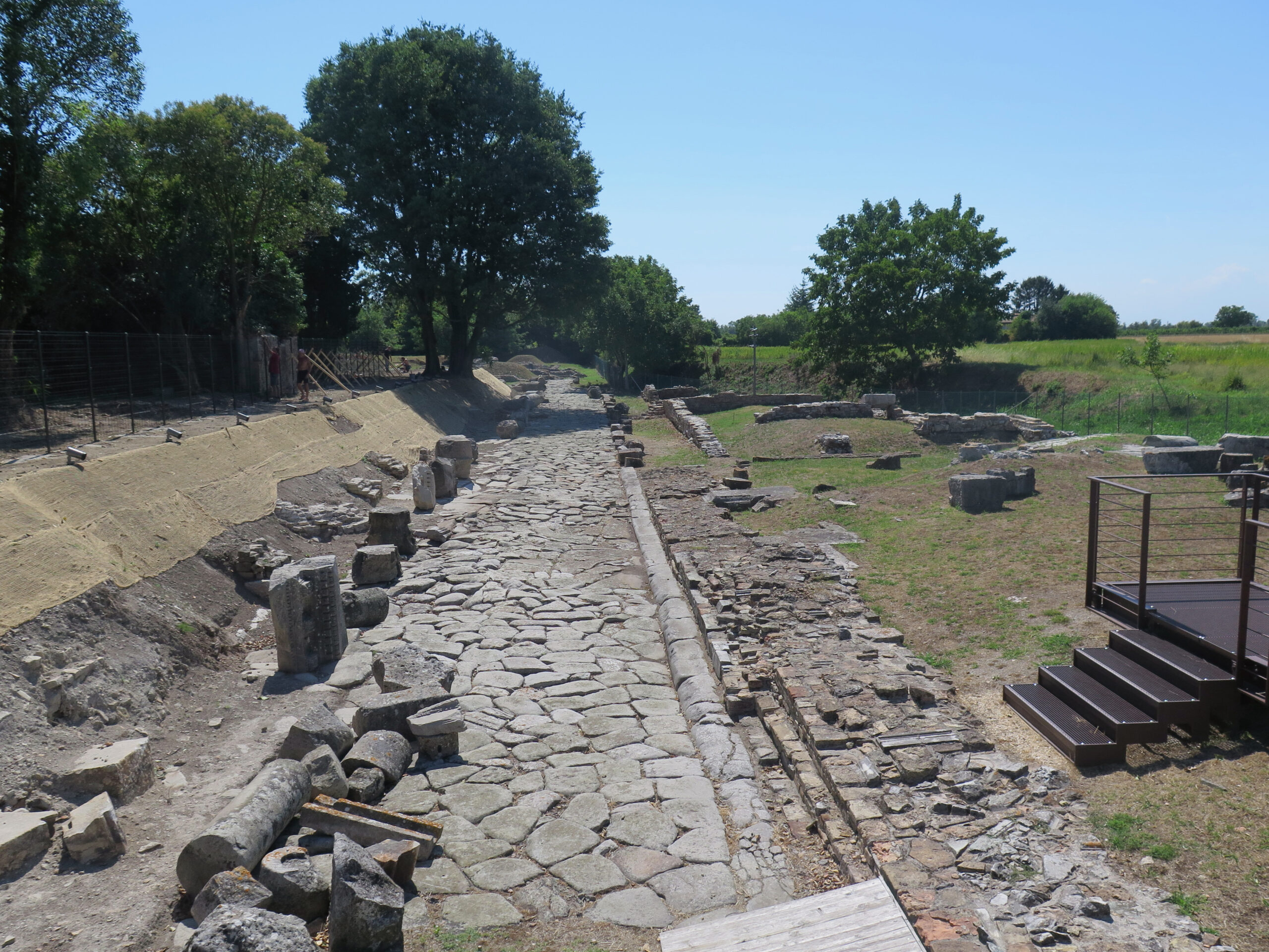 Chers et chères collègues, À l'occasion de l'invitation d'Emanuela Borgia, professeure à l'Université La Sapienza (Rome), par l'Université Paris 8, un atelier doctoral intitulé "Recherches en cours sur la rue antique et médiévale" est organisé vendredi 17 avril de 14h à 16h, Maison René-Ginouvès, 4ème étage. L'occasion sera donnée d'écouter les présentations de doctorants et doctorantes portant sur leur thèse, avec un intérêt particulier sur "la rue". Au programme : Théo Mespoulet « Rues, places et systèmes de circulation dans les agglomérations du Proche-Orient ancien du Chalcolithique récent à l’âge du Fer : architecture, réseau et urbanisme », Université Paris 1 Panthéon-Sorbonne, sous la direction de Pascal Butterlin; Sarah Deltenre « Les voies processionnelles et leurs abords dans les villes du Fayoum aux périodes hellénistique et romaine : implantation, évolution et études de cas », Université Paris 1 Panthéon-Sorbonne, sous la direction de Gaëlle Tallet; Marion Jobczyk « Les rues à portiques entre Rome et Constantinople, Ier – VIe siècles de notre ère », Université Paris 8 Vincennes-Saint-Denis, sous la direction de Catherine Saliou; Jules Varé « Les transformations des espaces publics dans les villes de Gaule du IIIe au Xe siècle », Université de Tours/EPHE, PSL, sous la direction d’Elisabeth Lorans et Catherine Saliou; Lilas Monti « Pas de deux entre la ville et ses morts – Approche anthropobiologique des interactions entre le tissu urbain et le paysage funéraire du Ve au XIIIe siècle », Université Paris 1 Panthéon-Sorbonne, sous la direction d’Anne Nissen et Mark Guillon, et le co-encadrement d’Emilie Portat. Emanuela Borgia, Professeure d’archéologie à l’Université La Sapienza, professeure invitée à l’Université Paris 8 sera la discutante, et la modération sera opérée par Catherine Saliou, Professeure d’histoire romaine à l’Université Paris 8, directrices d’études à l’EPHE, PSL.