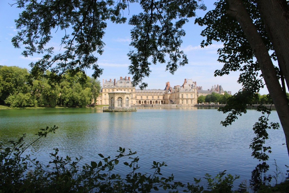 Photographique en couleur du Château de Fontainebleau prise au dessus de l'eau